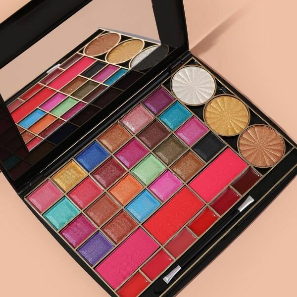 5 In 1 Multicolor Eyeshadow & Lipstick Kit