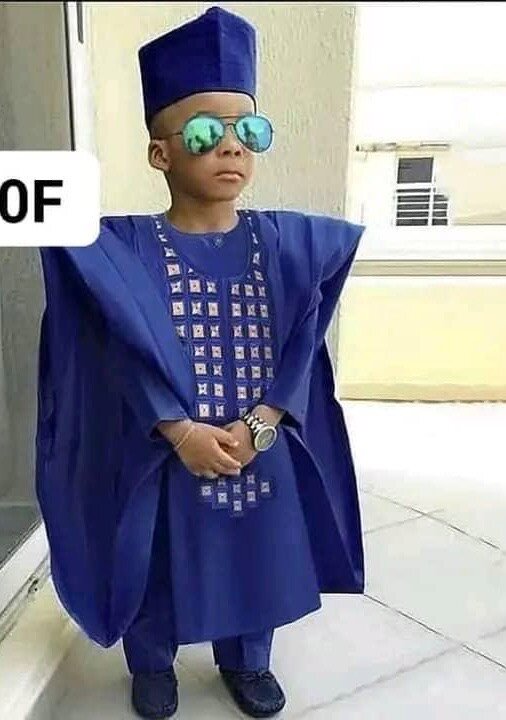 Tenue enfant traditionnelle élégante