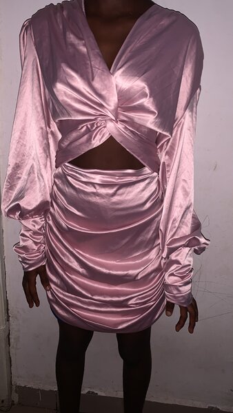Robe satinée rose élégante
