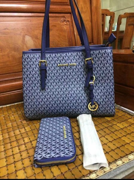 Michael kors hand bag