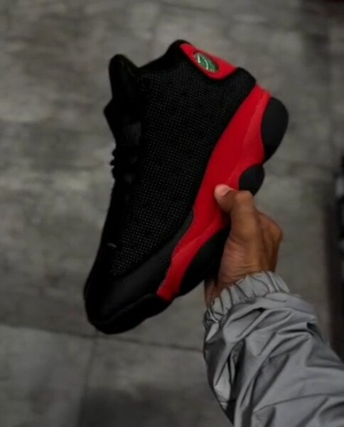 JORDAN 13 noir et rouge