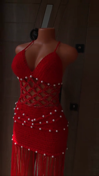Robe en crochet rouge perles