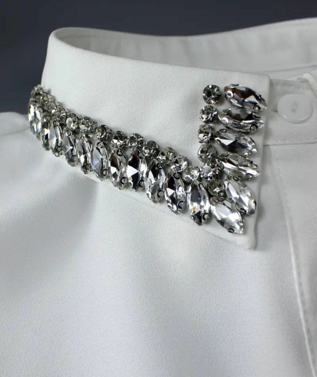 Faux collier détachable avec strass