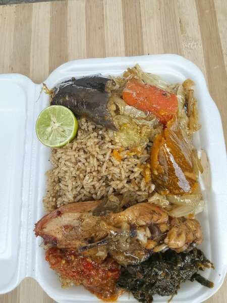 Plat de riz et poulet épicé