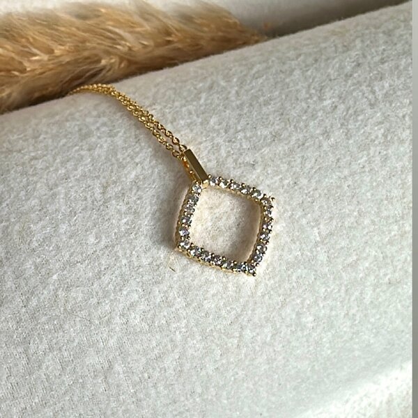 Chaîne sertie dorée femme