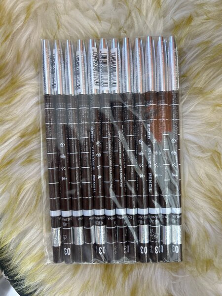 Crayons à lèvres marron bois