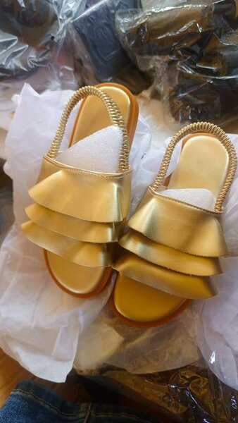 Sandales dorées élégantes