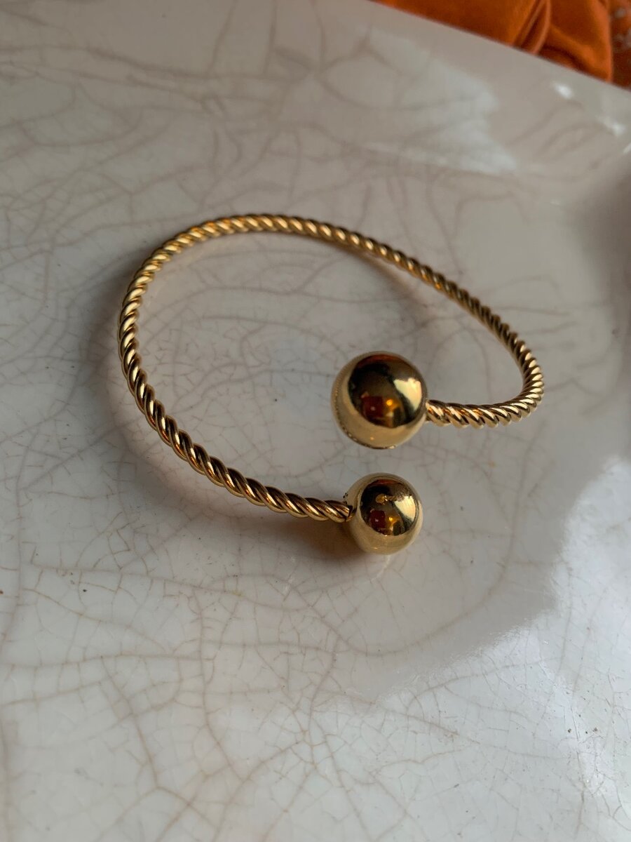 Ball pointed cuff bangle
