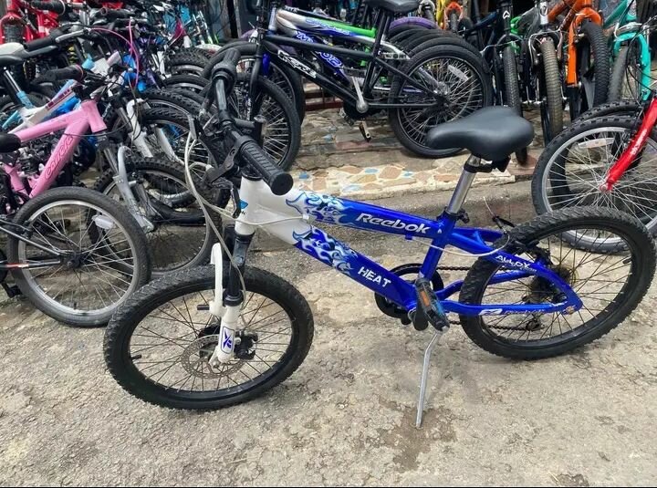 Vélos enfants colorés