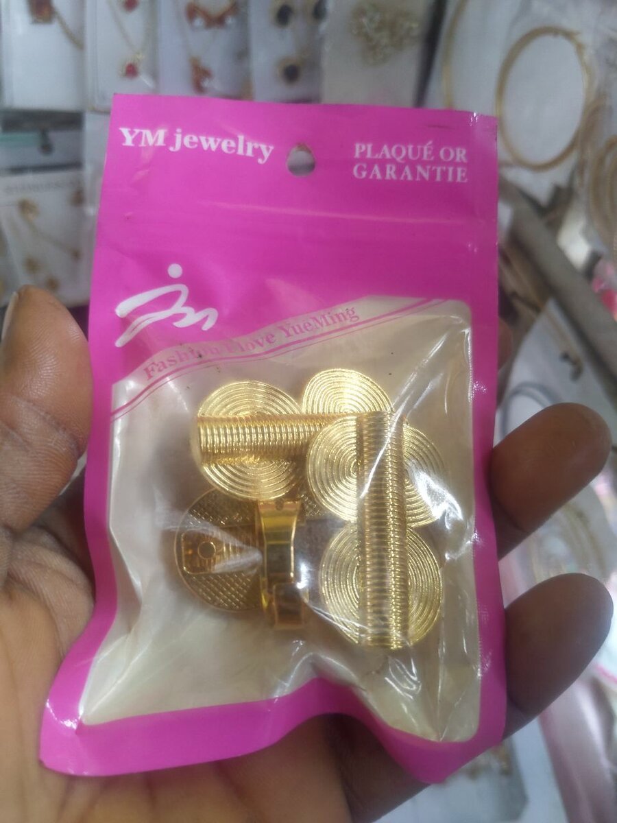 Boucles d'oreilles dorées élégantes