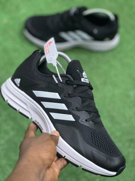 Chaussure de sport Adidas