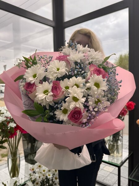 Букет из хризантем и роз.