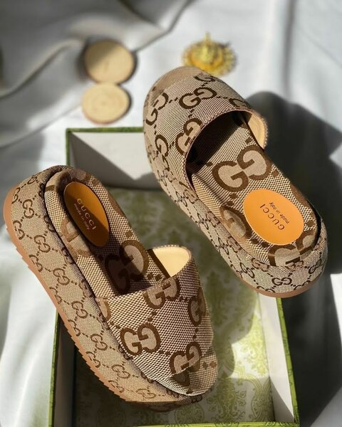 Sandales compensées élégantes