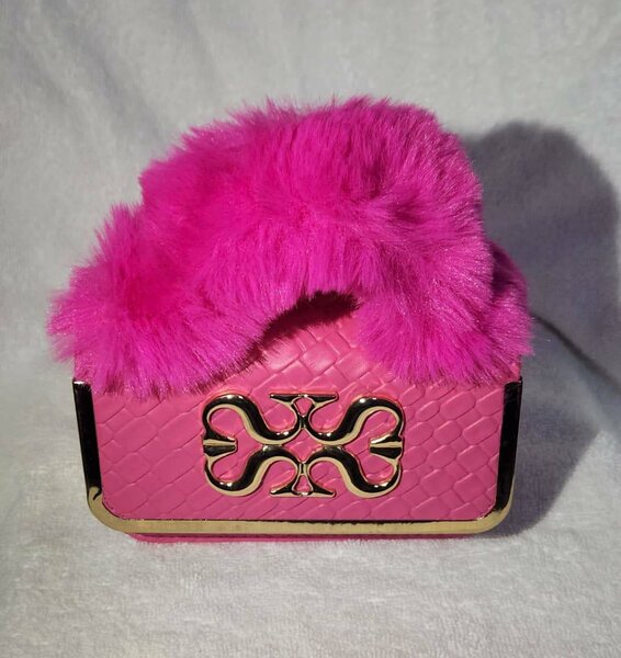 Sac à main élégant en fausse fourrure