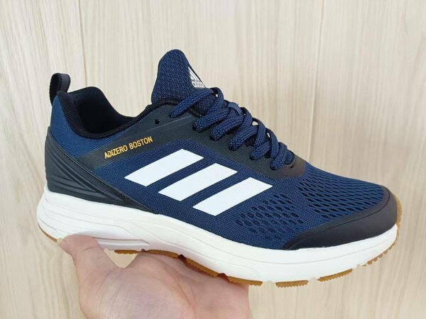 Спортивные кроссовки