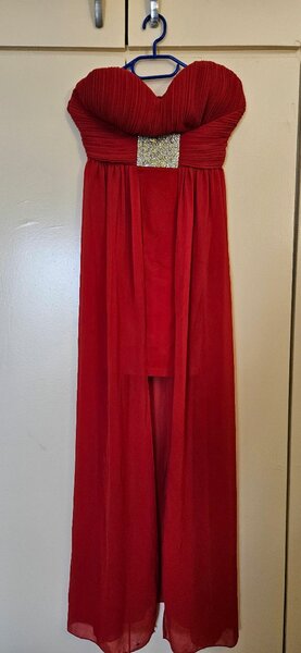 Robe rouge sans bretelles élégante