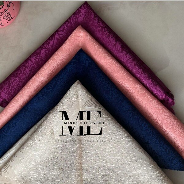 Nappes en tissu brodé