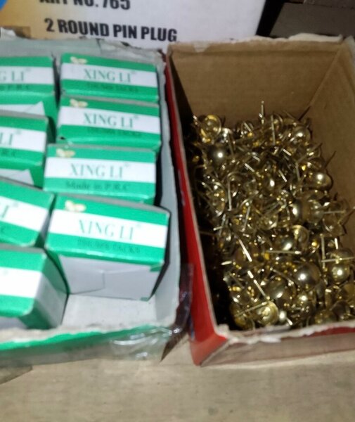 Punaises dorées et argentées