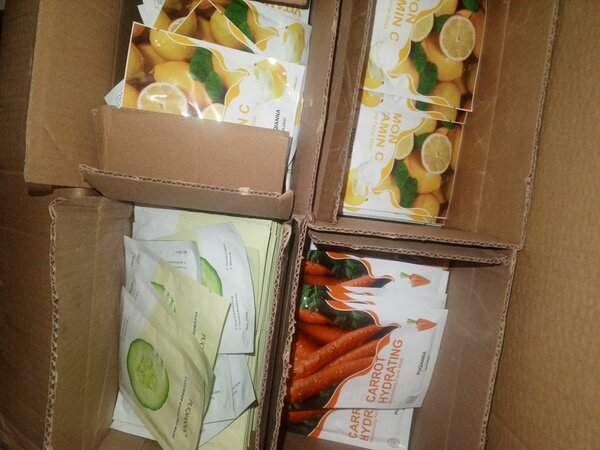 A box of facial masks(100 pcs)