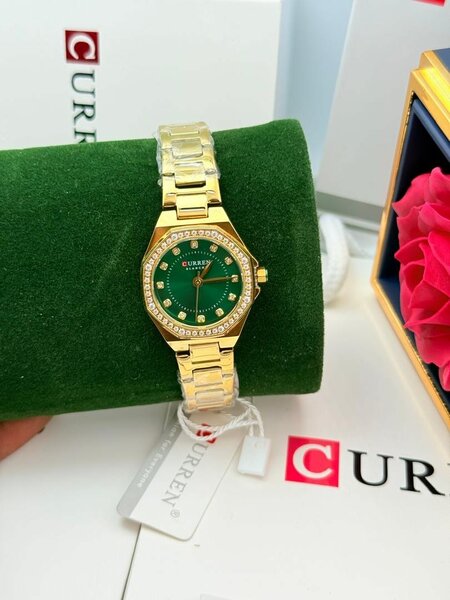 Montre Élégante en Acier Doré et Argent