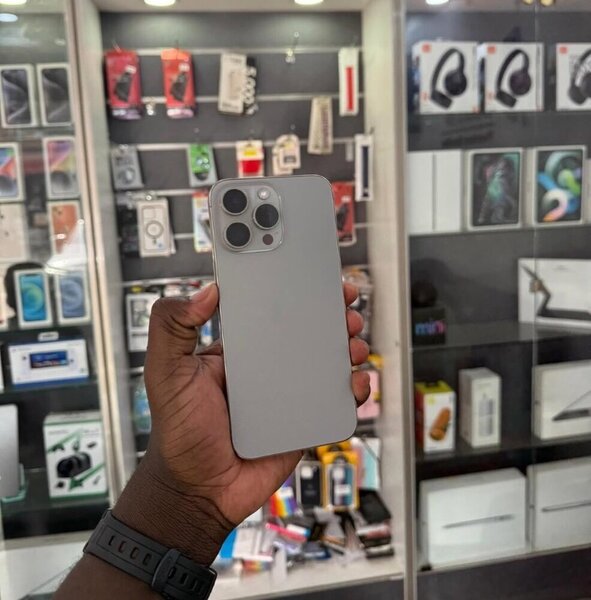 iPhone 115 pro Max 1TB ESM