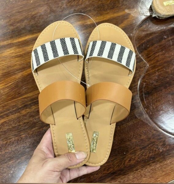 Sandales à rayures blanches et noires