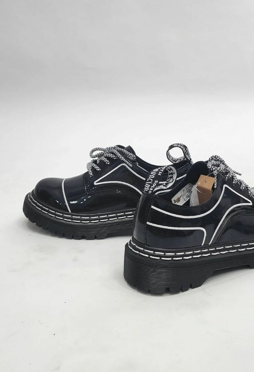 Chaussures vernies noires élégantes