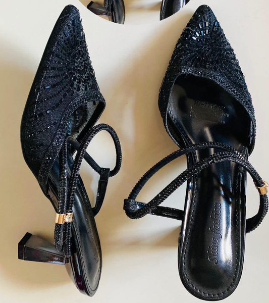 Women's evening shoes in black with pointed toe, straps and rhinestone Decoration
