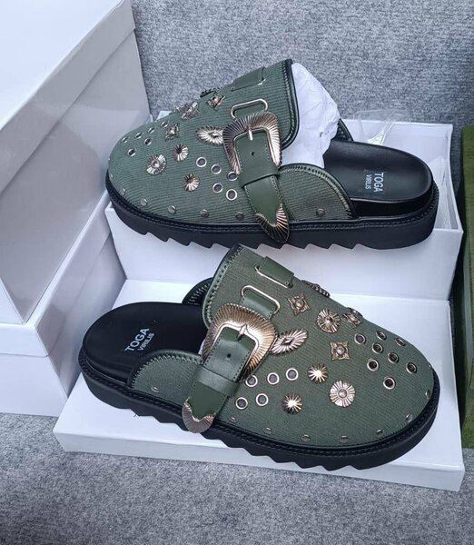 Sabots en cuir ornés pour hommes