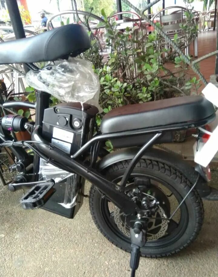 Vélo électrique pliant compact