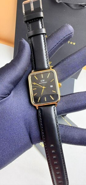 Montre élégante en cuir noir