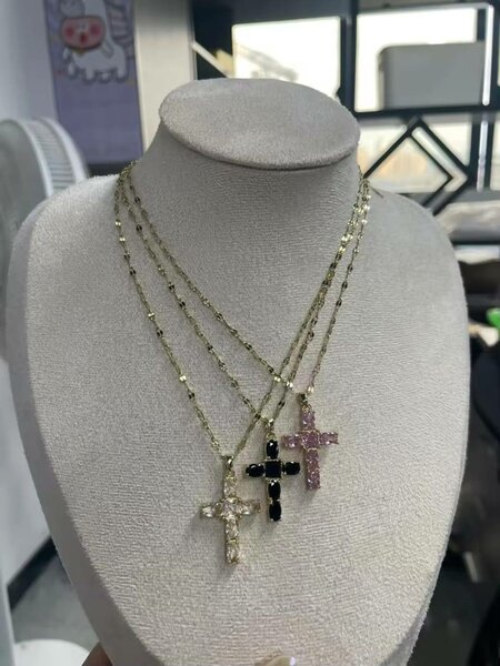 Collier croix en cristal