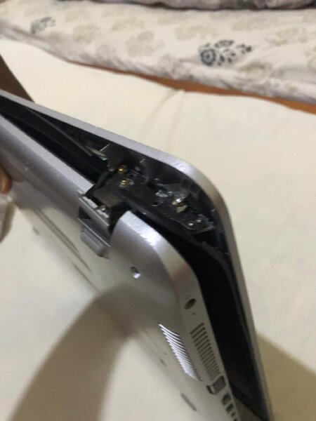 Réparation d charnières d'ordinateurs