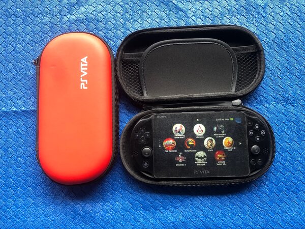 Ps vita slim + 20 jeux + le chargeur et la pochette