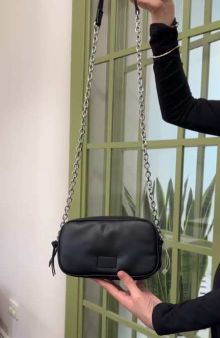 Вместительная кроссбоди сумка от BERSHKA черная