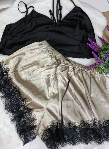 Ensemble satin et dentelle