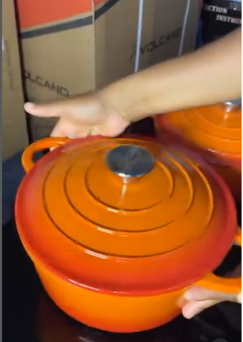 7 pieces cast iron cookware set available as seen.