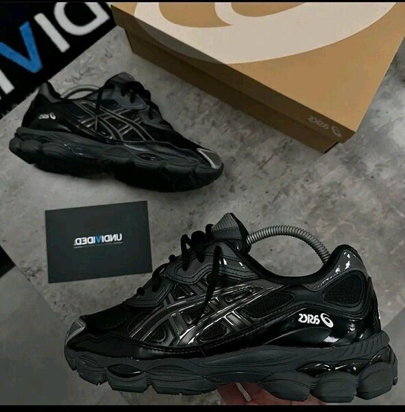Baskets ASICS en cuir noir