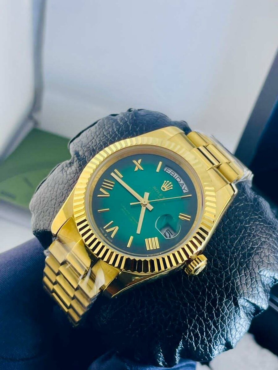 Montre de luxe dorée élégante