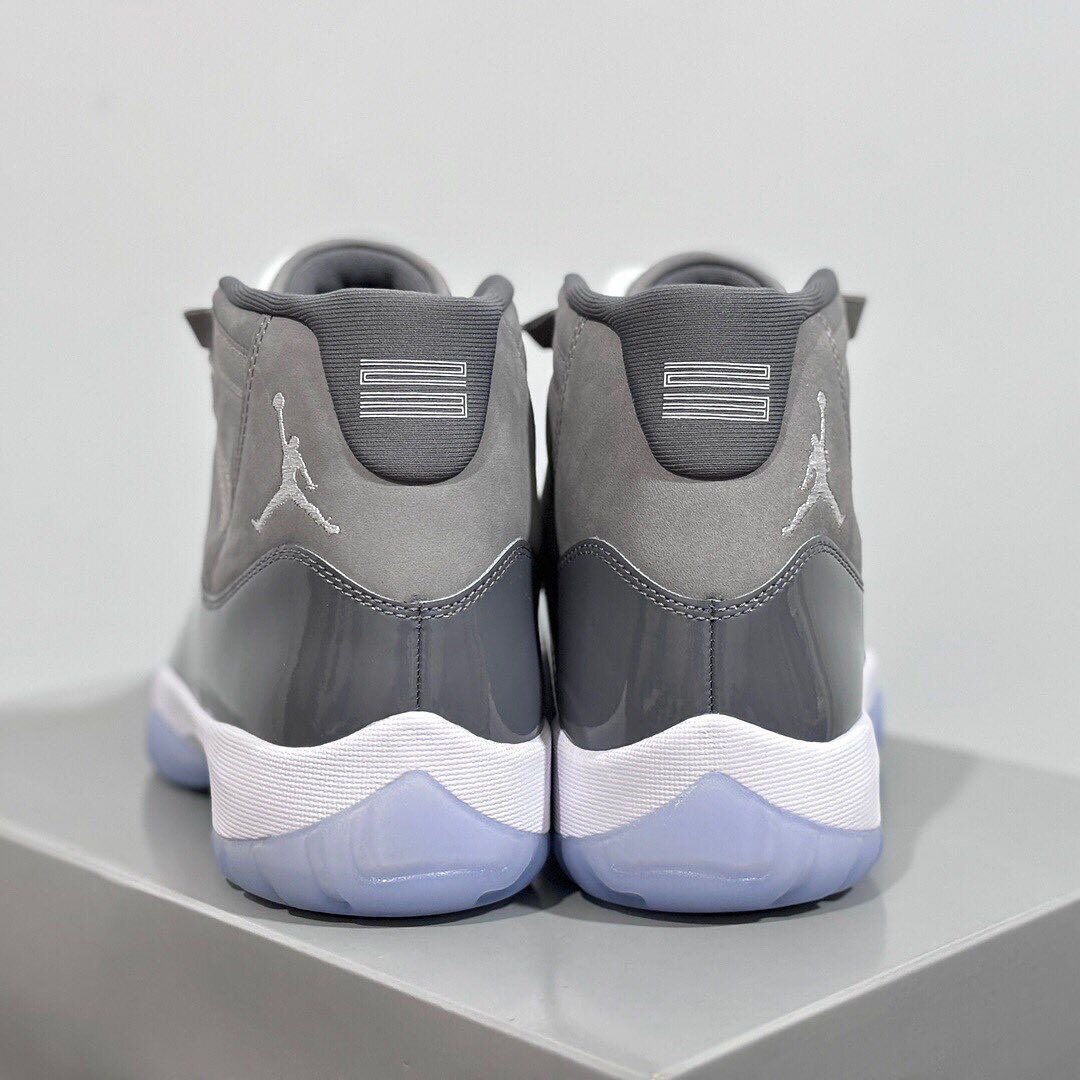 Baskets Air Jordan 11 Gris
