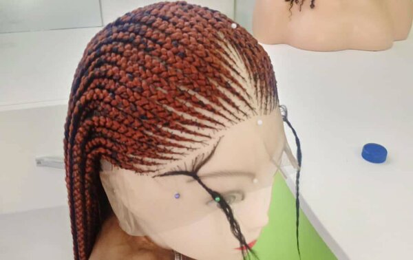 Perruque tressée en dentelle rouge