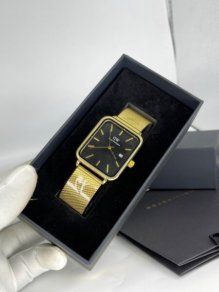 Montre bracelet dorée élégante