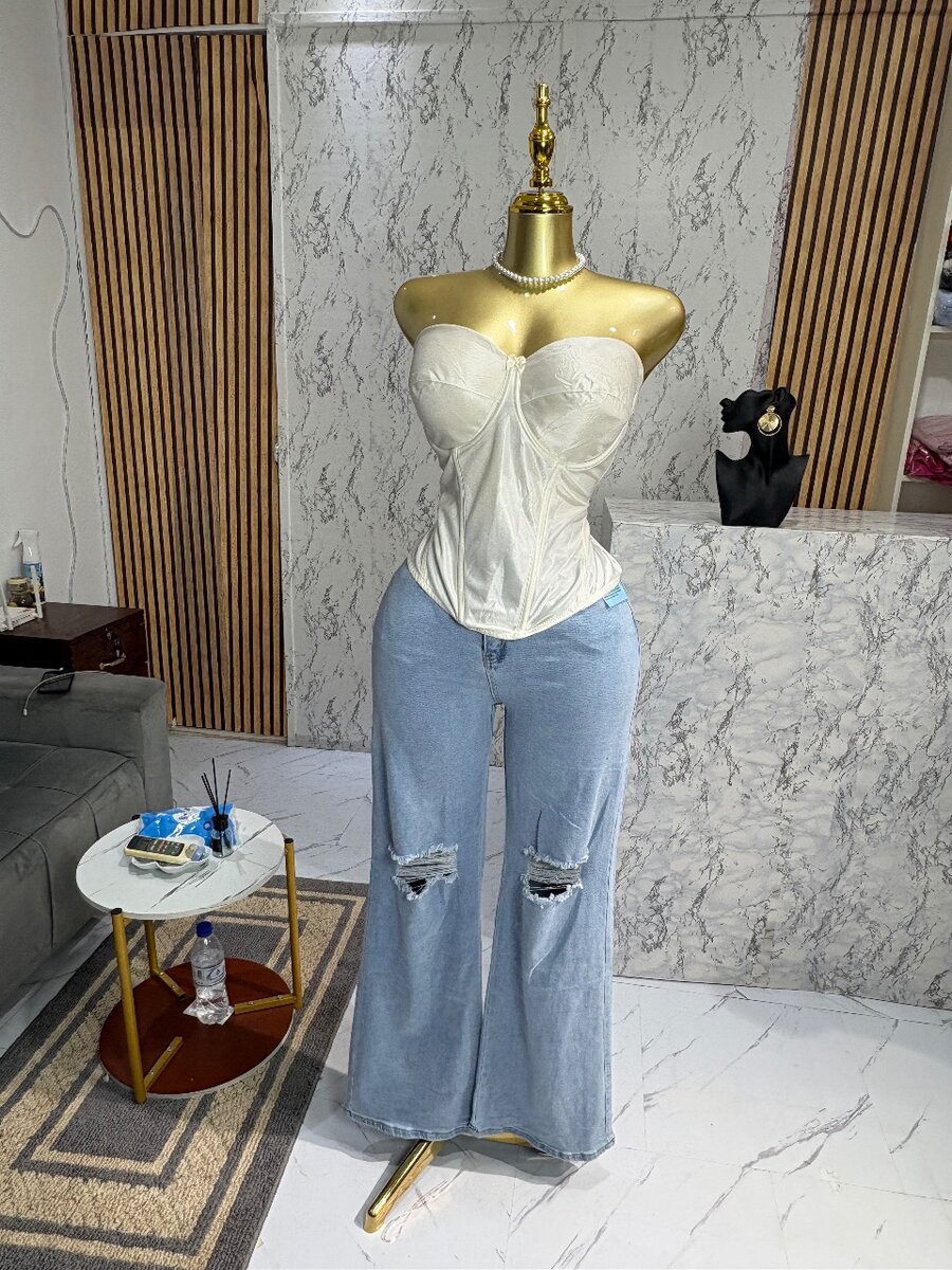 Corset blanc et Jean gros ba