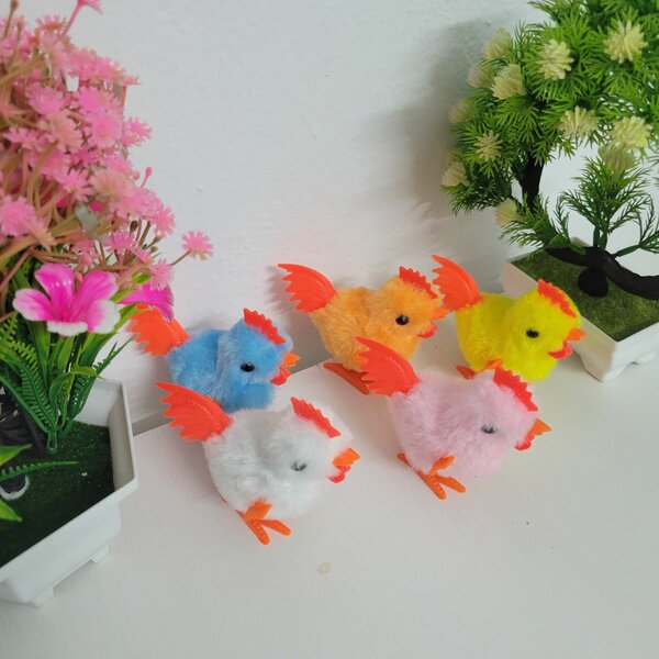 Poussin en mouvement, jouet amusant, sautant, marchant et co