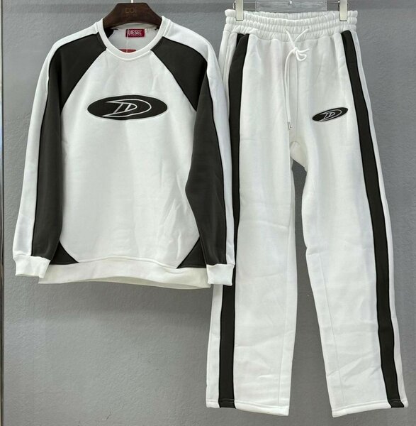 Ensemble de survêtement moderne