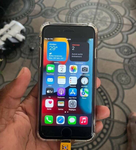 iPhone SE avec coque transparente