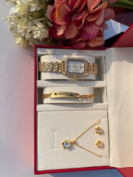 Jewelry box with customized bracelet