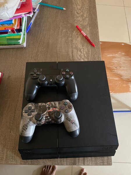 PS4 FAT avec 2 manettes