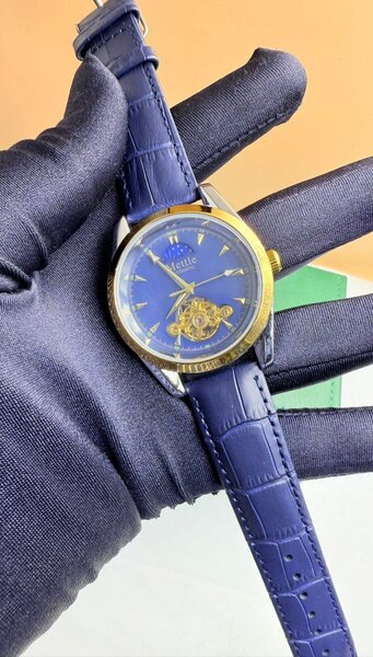 Montre à cadran bleu élégant