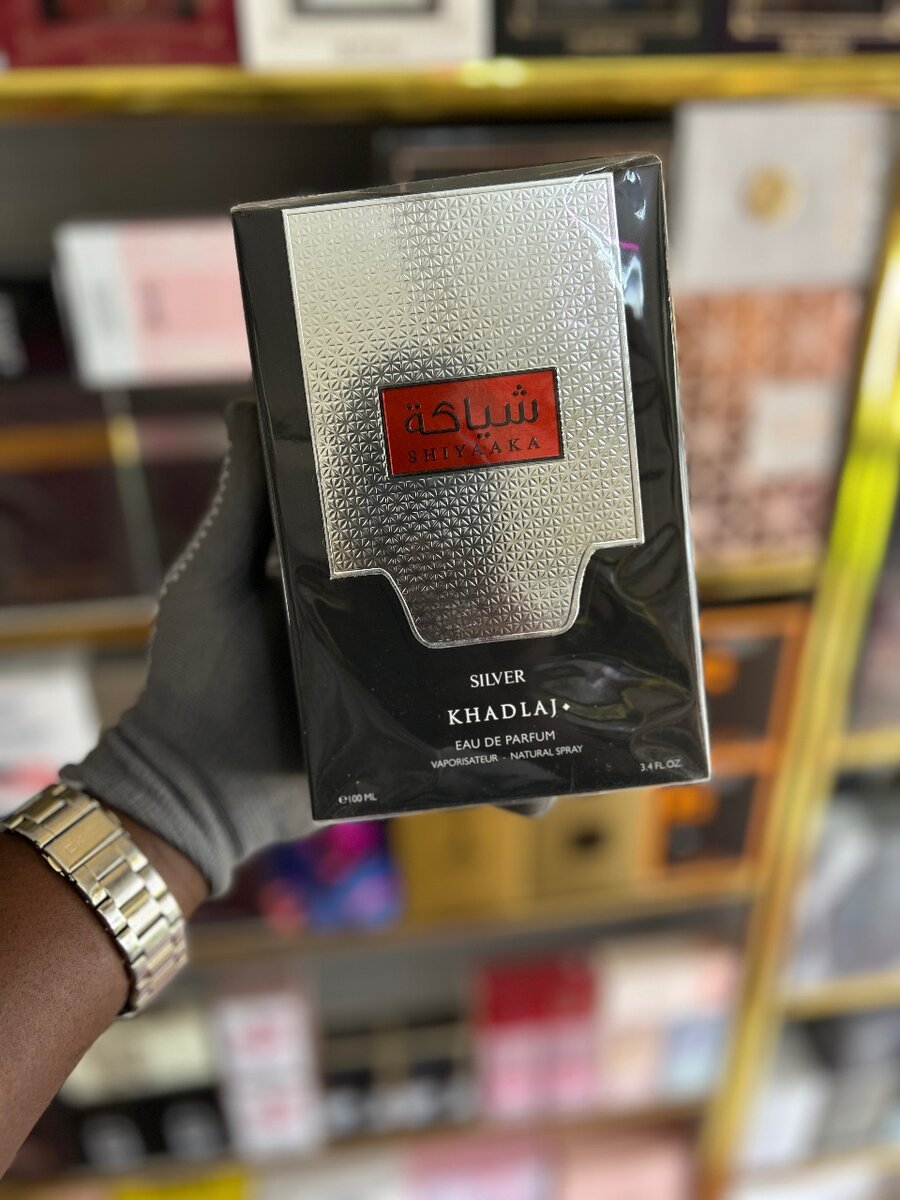 Shiyaaka black & white